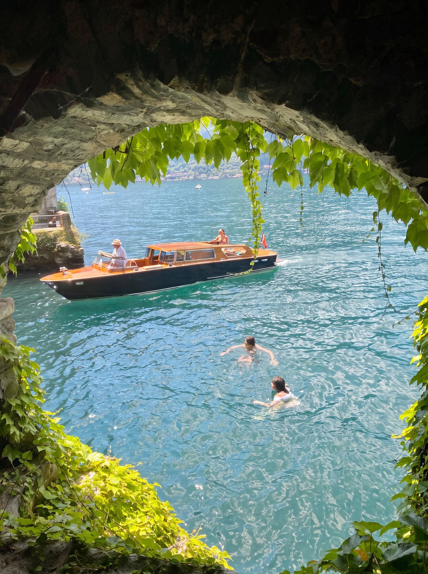 Baignade dans les eaux turquoises du lac de Côme vue depuis une grotte de pierre